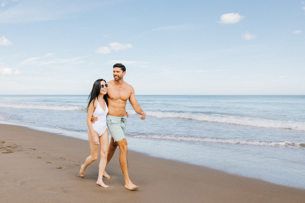 couple strolling along jensen beach